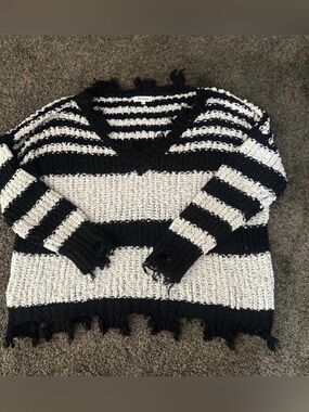 Miracle Black and White V-Neck Sweater Size M/L 0269